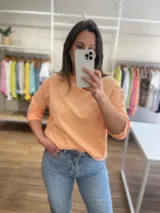 Buzo de algodón color durazno, de corte holgado y mangas largas.