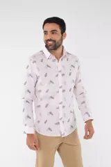 Camisa de manga larga con corte slim fit, color rosado claro con estampado de hojas pequeñas en tonos azul y gris. Presenta cuello clásico, cierre frontal con botones y logo bordado en el pecho.