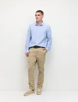 Pantalón tipo chino de corte slim moderno, de color gris, con bolsillos funcionales delanteros e italianos y detalles de costura premium.
