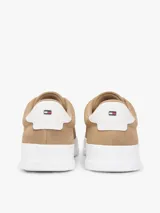 Zapatillas court de gamuza color khaki, con cordones del mismo tono, suela blanca y detalle de talón en contraste.
