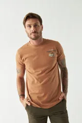 Remera color ladrillo de manga corta con cuello redondo y estampado en el pecho con la leyenda "Salt Water Fishing Tour".