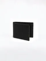 Billetera de cuero vacuno color marrón, con diseño clásico plegable y logo de la marca grabado en el frente.