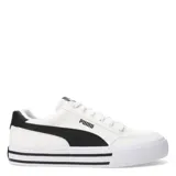 Championes urbanos Puma modelo Court Classic Vulc, color negro con detalles en blanco. Presentan un diseño de corte bajo con capellada de lona, cierre de cordones y suela vulcanizada con franja decorativa.