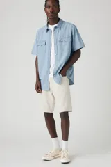 Bermuda de jean color crudo, de corte amplio y largo a la rodilla. Con bolsillos delanteros y traseros.