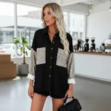 Sobre camisa de pana blanca con detalles en animal print en los bolsillos frontales y en las mangas. Presenta cuello inglés, cierre frontal con botones y corte holgado.