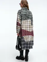 Chaqueta larga tipo camisa con diseño patchwork, confeccionada mediante la combinación de diversos tejidos de algodón con estampados de cuadros, tartán y motivos florales. Presenta cierre frontal con botones, cuello clásico, bolsillos delanteros con solapa y bordes deshilachados.