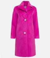 Saco largo color fucsia en polivelour, con cuello solapa, manga larga, botones y bolsillos laterales.