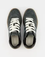 Sneakers Coolway modelo Goal en color gris oscuro, con detalles en celeste y suela de goma color caramelo. Presentan cordones blancos y el logo 'GOAL' en el lateral.