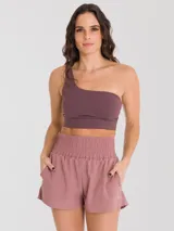 Top deportivo de un hombro color morado, con tirantes triples elásticados en la espalda y almohadillas removibles.