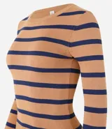 Blusa corta de tejido de punto a rayas horizontales color verde y blanco, de mangas largas y cuello redondo.