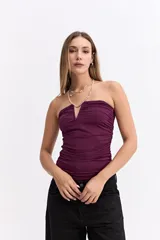 Top strapless negro con escote en V fruncido y diseño ajustado al cuerpo.