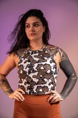 Musculosa deportiva estampada con diseño abstracto en tonos marrones y blancos.