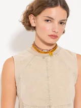 Top marrón sin mangas con cuello redondo y diseño ajustado.