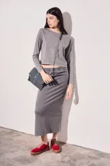 Remera color marrón de algodón peinado, corte oversize, cuello redondo y manga larga.