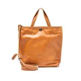 Cartera tipo bandolera grande de cuero color suela, con doble asa de mano y correa larga ajustable y extraíble. Presenta cierre superior con broche giratorio metálico y logo de la marca grabado en el frente.