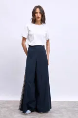 Remera básica de algodón color blanco, con cuello redondo y mangas cortas con dobladillo.