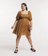 Vestido corto de viscosa con estampado de leopardo, escote cuadrado y mangas cortas abullonadas.