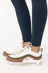 Calza larga azul de cintura alta.