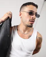 Lentes de sol plateados con forma rectangular y cristales negros. Protección UV400.