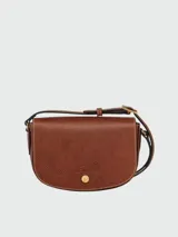 Cartera crossbody pequeña de cuero color marrón, de diseño estructurado con solapa frontal, botón a presión dorado y correa fina ajustable.