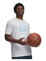 Remera de manga corta color blanco con estampa frontal del logo de Stephen Curry en tonos azules con efecto de agua. Confeccionada en tejido suave y ligero, ideal para uso deportivo o casual.