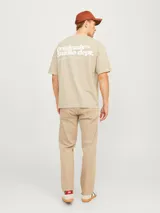 Camiseta de manga corta y cuello redondo en color humus, con fit holgado y pequeño estampado frontal.