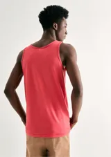 Musculosa de corte slim, color azul, con cuello redondo y sisas amplias.