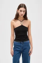 Top de cuello halter con detalle de aro metálico en el centro, confeccionado en tejido al cuerpo.