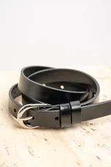 Cinto de cuero negro con hebilla metálica plateada.