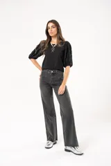 Pantalón de jean de tiro alto color gris oscuro, corte recto, con bolsillos delanteros decorativos y bolsillos traseros.