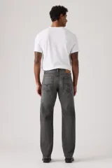 Jean de corte relajado y tiro bajo, confeccionado en denim de algodón sin elasticidad, con diseño clásico de cinco bolsillos y cierre de botones.