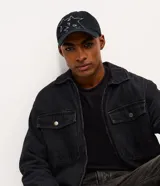 Gorra negra de algodón con visera curva y bordado frontal de estrellas en hilo blanco.