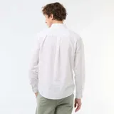 Camisa de lino mezclado color blanco, con cuello con botones, manga larga y botones frontales en contraste de efecto madera.