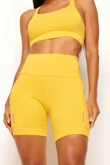 Short tipo biker de tiro alto, diseñado para running y entrenamiento. Confeccionado en tejido técnico de alta performance con bolsillos laterales funcionales y bolsillo interno en la cintura. Presenta detalles reflectivos y costuras estratégicas para mayor libertad de movimiento.