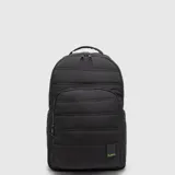 Mochila Bubba modelo Peyton, color negro con diseño acolchado horizontal. Cuenta con compartimento principal con cierre, bolsillo frontal con cierre y espacio interno para laptop de 15 pulgadas.