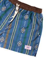 Short de baño azul con estampado geométrico en tonos marrón, verde y amarillo. Tiene cintura elástica con cordón ajustable.