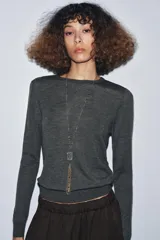 Jersey de punto liso extrafino con cuello redondo y manga larga, confeccionado en una mezcla de lana y seda.