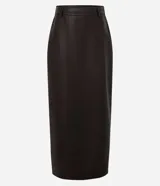 Pollera midi marrón de cuero sintético (PU) con trabillas en la cintura y abertura en la parte trasera.