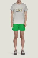 Short de baño verde con cintura elástica y cordón ajustable.