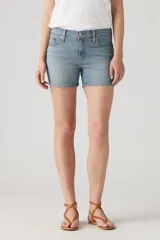 Short de jean de tiro medio, color celeste claro, con calce relajado y largo a medio muslo.