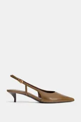 Zapato destalonado de piel en color marrón, con diseño de punta fina y tacón kitten. Incluye una tira trasera ajustable con hebilla metálica dorada.