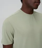 Remera deportiva de manga corta y cuello redondo en color verde claro, confeccionada en poliéster con tecnología Dry para mayor transpirabilidad. Presenta un corte cómodo y diseño liso.