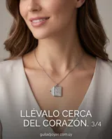 Collar de cadena fina de acero con dije colgante en forma de sobre de carta, con diseño minimalista y cierre de mosquetón.