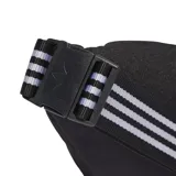 Riñonera Adidas Adicolor Classic de color negro, con el logotipo del Trifolio y la inscripción de la marca estampados en blanco en la parte frontal. Cuenta con compartimento principal con cierre de doble cremallera y un bolsillo frontal adicional con cierre, además de una correa ajustable con detalles de las tres tiras características de la marca.