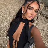 Top negro con cuello halter y diseño de abertura frontal con cierre de cordones ajustables.