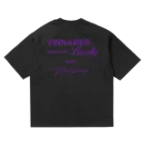Remera negra de algodón con estampado violeta en la espalda que dice "VINNARE® RESPECTED Locally SOON Worldwide".