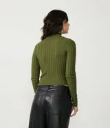 Polera color camel de punto acanalado, con cuello alto y mangas largas.