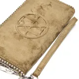 Billetera tipo fichero color verde oliva, confeccionada en material textil con acabado tipo gamuza. Presenta un logo circular grabado en el centro, cierre perimetral con detalle de tachas metálicas en el borde y una correa de mano extraíble.