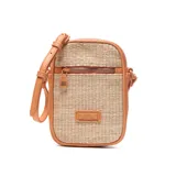 Bandolera mini rectangular con cuerpo de tejido estilo rafia y detalles en cuero sintético color naranja. Cuenta con un compartimento principal con cierre, un bolsillo frontal con cierre, tira ajustable y placa metálica con la marca grabada.