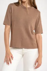Sweater de punto color marrón con brillo, de manga corta y cuello redondo.